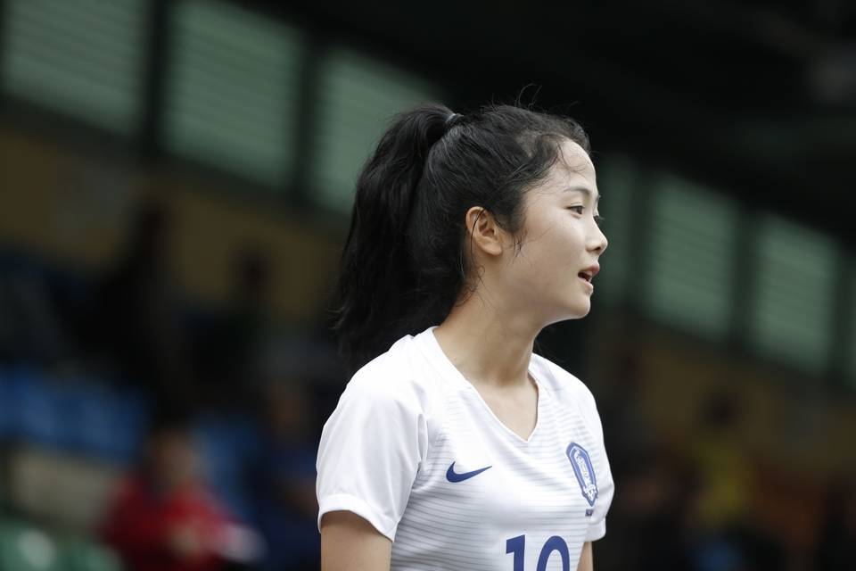 香烟烟雾中的女人
